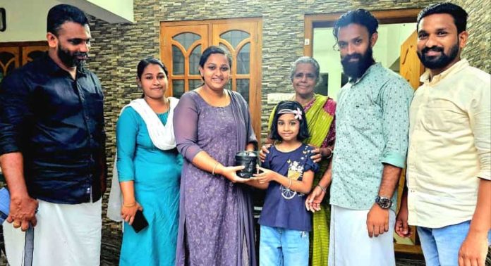 ‘സ്റ്റഡി ടേബിൾ പിന്നെ വാങ്ങാം നമ്മക്കിപ്പോ വീടുണ്ടല്ലോ വീടില്ലാത്തോർക്ക് ഇത് കൊടുക്കാം’ ; മാതൃകയായി മൂന്നാം ക്ലാസുകാരി ഹൃദ്യ ‘സ്റ്റഡി ടേബിൾ പിന്നെ വാങ്ങാം നമ്മക്കിപ്പോ വീടുണ്ടല്ലോ വീടില്ലാത്തോർക്ക് ഇത് കൊടുക്കാം’ ; മാതൃകയായി മൂന്നാം ക്ലാസുകാരി ഹൃദ്യ