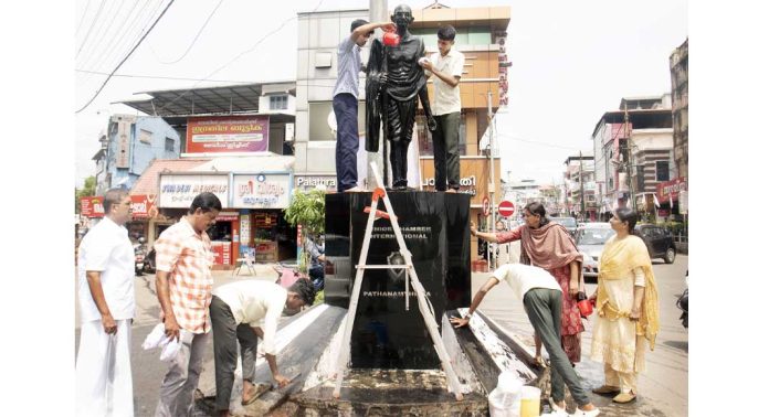 പത്തനംതിട്ട സെൻട്രൽ ജംഗ്ഷനിലെ ഗാന്ധി പ്രതിമ വൃത്തിയാക്കി വിദ്യാർഥികൾ പത്തനംതിട്ട സെൻട്രൽ ജംഗ്ഷനിലെ ഗാന്ധി പ്രതിമ വൃത്തിയാക്കി വിദ്യാർഥികൾ
