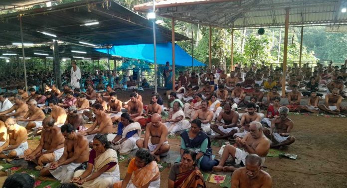 പിതൃപുണ്യം തേടി കോന്നിയിൽ ബലിതർപ്പണ ചടങ്ങുകൾ നടന്നു പിതൃപുണ്യം തേടി കോന്നിയിൽ ബലിതർപ്പണ ചടങ്ങുകൾ നടന്നു