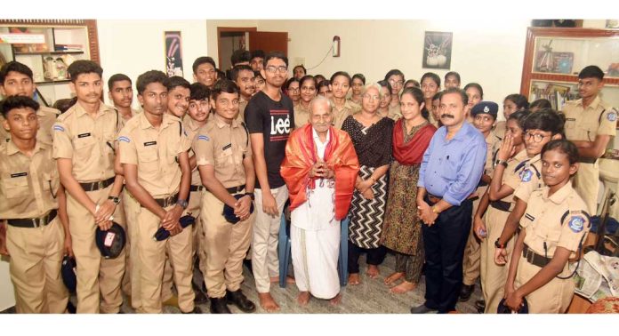 കെ ടി എബ്രഹാമിന് എസ്പിസി കേഡറ്റ്സിൻറെ ആദരം കെ ടി എബ്രഹാമിന് എസ്പിസി കേഡറ്റ്സിൻറെ ആദരം
