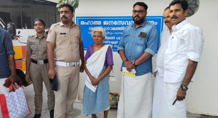 ആരോരും തുണയില്ലാതിരുന്ന വൃദ്ധയെ അടൂർ മഹാത്മാ ജനസേവ കേന്ദ്രം ഏറ്റെടുത്തു ആരോരും തുണയില്ലാതിരുന്ന വൃദ്ധയെ അടൂർ മഹാത്മാ ജനസേവ കേന്ദ്രം ഏറ്റെടുത്തു