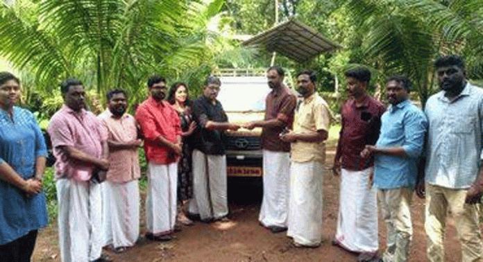 ഉരുൾപൊട്ടലിൽ വീട് നഷ്ടമായവർക്ക് ഡി.വൈ.എഫ്ഐ നിർമ്മിച്ച് നല്കുന്ന വീടുകൾക്ക് ഫണ്ട് കണ്ടെത്താനായി പിക്കപ്പ് വാൻ നൽകി ഉരുൾപൊട്ടലിൽ വീട് നഷ്ടമായവർക്ക് ഡി.വൈ.എഫ്ഐ നിർമ്മിച്ച് നല്കുന്ന വീടുകൾക്ക് ഫണ്ട് കണ്ടെത്താനായി പിക്കപ്പ് വാൻ നൽകി