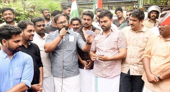 സിപിഎമ്മിന്റെ ഏറാന്മൂളികളായി പ്രവർത്തിക്കാനാണ് പോലീസിന്റെ തീരുമാനമെങ്കിൽ തെരുവിൽ നേരിടും – അനീഷ് വരിക്കണ്ണാമല സിപിഎമ്മിന്റെ ഏറാന്മൂളികളായി പ്രവർത്തിക്കാനാണ് പോലീസിന്റെ തീരുമാനമെങ്കിൽ തെരുവിൽ നേരിടും – അനീഷ് വരിക്കണ്ണാമല