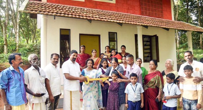 ഡോ.എം. എസ്. സുനിലിന്റെ 318 -മത് സ്നേഹഭവനം അപകടത്തിൽ കാൽ നഷ്ടപ്പെട്ട അജിക്കും കുടുംബത്തിനും ഡോ.എം. എസ്. സുനിലിന്റെ 318 -മത് സ്നേഹഭവനം അപകടത്തിൽ കാൽ നഷ്ടപ്പെട്ട അജിക്കും കുടുംബത്തിനും