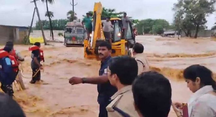 ആന്ധ്രയിലും തെലങ്കാനയിലും കനത്തമഴ തുടരുന്നു ; മരണം 31 ആന്ധ്രയിലും തെലങ്കാനയിലും കനത്തമഴ തുടരുന്നു ; മരണം 31
