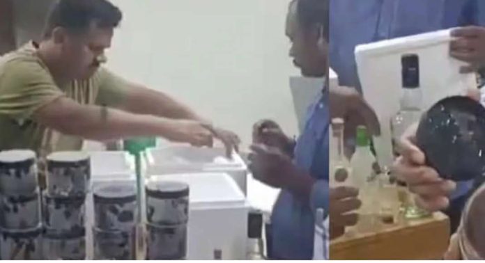 ഹൈദരാബാദില് വിസ്കി കലര്ത്തിയ ഐസ്ക്രീം പിടിച്ചെടുത്തു ; മൂന്നുപേര് അറസ്റ്റില് ഹൈദരാബാദില് വിസ്കി കലര്ത്തിയ ഐസ്ക്രീം പിടിച്ചെടുത്തു ; മൂന്നുപേര് അറസ്റ്റില്