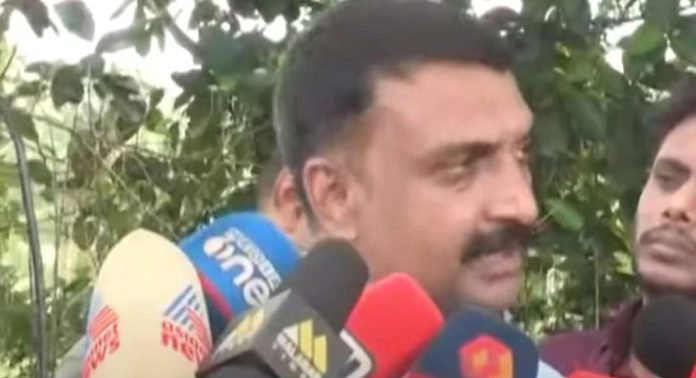 പരാതിക്കാരി സസ്പെന്ഷനിലായ എസ്ഐയുടെ വീട്ടിലെ ജോലിക്കാരി ; ഹണിട്രാപ്പിലെ കണ്ണി ; ആരോപണം കള്ളമെന്ന് സിഐ പരാതിക്കാരി സസ്പെന്ഷനിലായ എസ്ഐയുടെ വീട്ടിലെ ജോലിക്കാരി ; ഹണിട്രാപ്പിലെ കണ്ണി ; ആരോപണം കള്ളമെന്ന് സിഐ
