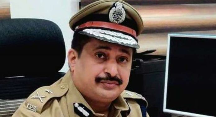 മോൻസൻ മാവുങ്കൽ കേസ് : ഐജി ലക്ഷ്മണിൻ്റെ സസ്പെൻഷൻ പിൻവലിച്ചു മോൻസൻ മാവുങ്കൽ കേസ് : ഐജി ലക്ഷ്മണിൻ്റെ സസ്പെൻഷൻ പിൻവലിച്ചു
