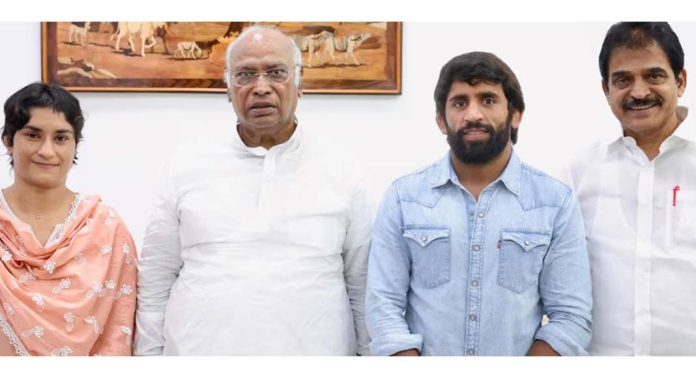റെയിൽവേയിലെ ഉദ്യോഗം രാജി വച്ച് ഗുസ്തി താരം വിനേഷ് ഫോഗട്ടും ബജ്രംഗ് പുനിയയും : കോൺഗ്രസ് പ്രവേശനം ഉടൻ റെയിൽവേയിലെ ഉദ്യോഗം രാജി വച്ച് ഗുസ്തി താരം വിനേഷ് ഫോഗട്ടും ബജ്രംഗ് പുനിയയും : കോൺഗ്രസ് പ്രവേശനം ഉടൻ