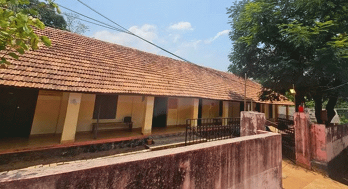 സ്ഥലപരിമിതിയില് വീര്പ്പ് മുട്ടി കിഴക്കുപുറം ഗവ.എച്ച്.എസ്.എസ് സ്ഥലപരിമിതിയില് വീര്പ്പ് മുട്ടി കിഴക്കുപുറം ഗവ.എച്ച്.എസ്.എസ്
