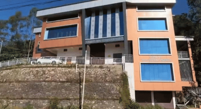ഇടുക്കി ചിന്നക്കനാലിൽ ഹൈക്കോടതി ഉത്തരവ് മറികടന്ന് കെട്ടിടങ്ങൾക്ക് പ്രവർത്തന അനുമതി നൽകി പഞ്ചായത്ത് സെക്രട്ടറി ഇടുക്കി ചിന്നക്കനാലിൽ ഹൈക്കോടതി ഉത്തരവ് മറികടന്ന് കെട്ടിടങ്ങൾക്ക് പ്രവർത്തന അനുമതി നൽകി പഞ്ചായത്ത് സെക്രട്ടറി