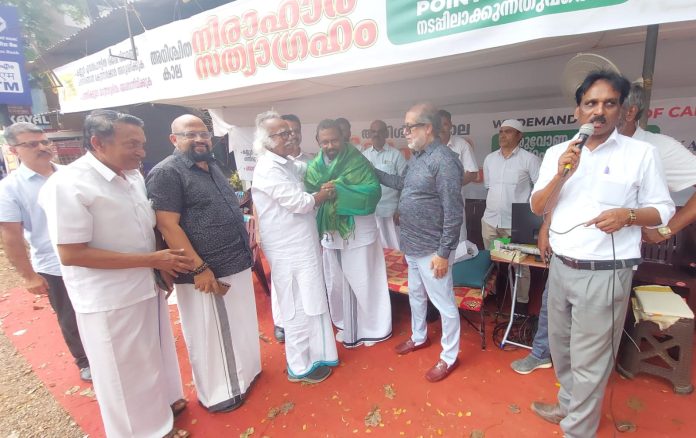 മന്ത്രി കടന്നപ്പള്ളി രാമചന്ദ്രൻ മട്ടന്നൂരിലെ നിരാഹാര സത്യാഗ്രഹപന്തൽ സന്ദർശിച്ചു മന്ത്രി കടന്നപ്പള്ളി രാമചന്ദ്രൻ മട്ടന്നൂരിലെ നിരാഹാര സത്യാഗ്രഹപന്തൽ സന്ദർശിച്ചു