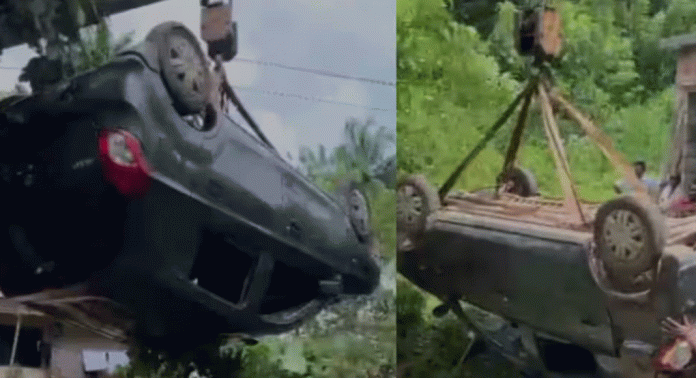 തൃത്താല കോക്കാട് നിയന്ത്രണം വിട്ട കാർ അഞ്ചടി താഴ്ച്ചയിലേക്ക് തലകീഴായി മറിഞ്ഞു തൃത്താല കോക്കാട് നിയന്ത്രണം വിട്ട കാർ അഞ്ചടി താഴ്ച്ചയിലേക്ക് തലകീഴായി മറിഞ്ഞു
