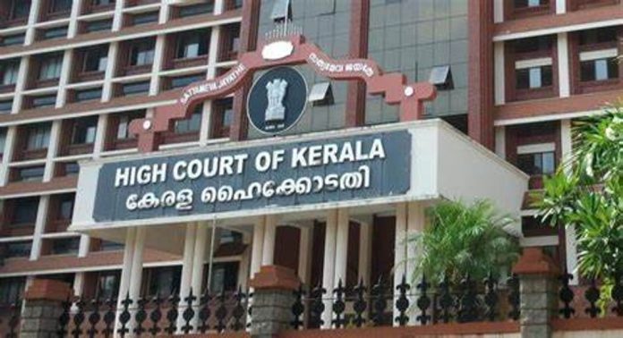 പോലീസ് സ്റ്റേഷനിൽ അഭിഭാഷകനോട് അപമര്യാദയായി പെരുമാറിയ എസ് ഐയെ രണ്ട് മാസം തടവിന് ശിക്ഷിച്ച് ഹൈക്കോടതി പോലീസ് സ്റ്റേഷനിൽ അഭിഭാഷകനോട് അപമര്യാദയായി പെരുമാറിയ എസ് ഐയെ രണ്ട് മാസം തടവിന് ശിക്ഷിച്ച് ഹൈക്കോടതി