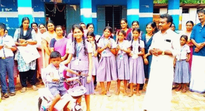 വയനാടിന്റെ കൈത്താങ്ങിന് സഹപാഠിയുടെ സമ്മാനം വയനാടിന്റെ കൈത്താങ്ങിന് സഹപാഠിയുടെ സമ്മാനം