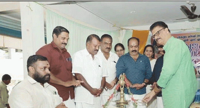 പഴകുളം കിഴക്ക് ദേവീവിലാസം എൻ.എസ്.എസ്. കരയോഗത്തിന്റെ നേതൃത്വത്തിൽ കുടുംബസംഗമവും ഓണാഘോഷവും നടത്തി പഴകുളം കിഴക്ക് ദേവീവിലാസം എൻ.എസ്.എസ്. കരയോഗത്തിന്റെ നേതൃത്വത്തിൽ കുടുംബസംഗമവും ഓണാഘോഷവും നടത്തി