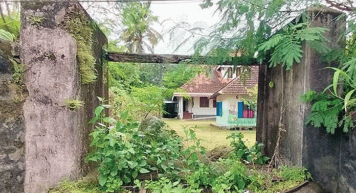 കോയിപ്രം ഗ്രാമപ്പഞ്ചായത്തിന്റെ പൊതുകിണർ കാട് മൂടി നശിക്കുന്നു കോയിപ്രം ഗ്രാമപ്പഞ്ചായത്തിന്റെ പൊതുകിണർ കാട് മൂടി നശിക്കുന്നു