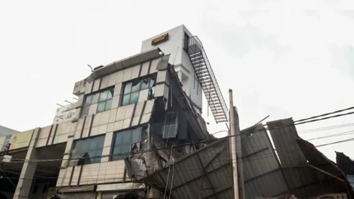 ഉത്തര്പ്രദേശില് മൂന്നുനില കെട്ടിടം തകര്ന്നുവീണു ; 5 പേര് മരിച്ചു ഉത്തര്പ്രദേശില് മൂന്നുനില കെട്ടിടം തകര്ന്നുവീണു ; 5 പേര് മരിച്ചു
