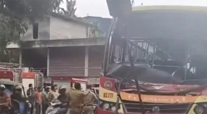 കോട്ടയത്ത് ആറ് വാഹനങ്ങള് കൂട്ടിയിടിച്ചു ; 35 പേര്ക്ക് പരിക്ക് കോട്ടയത്ത് ആറ് വാഹനങ്ങള് കൂട്ടിയിടിച്ചു ; 35 പേര്ക്ക് പരിക്ക്