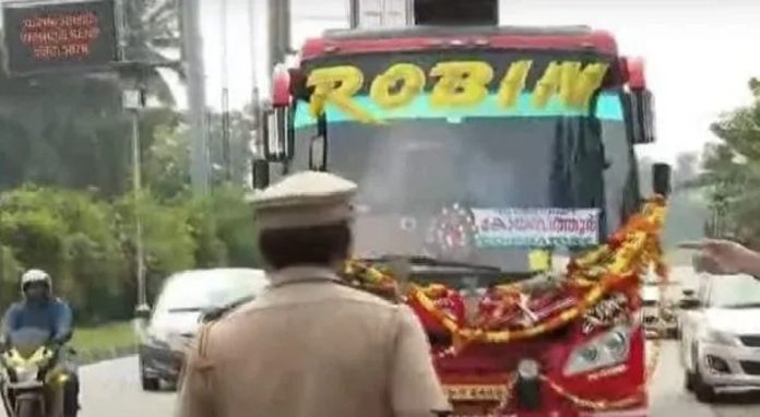 ബോര്ഡ് വച്ച് ആളെ കയറ്റാന് അനുവാദമില്ല : റോബിന് ബസ് ഉടമയ്ക്ക് ഹൈക്കോടതിയിൽ തിരിച്ചടി ബോര്ഡ് വച്ച് ആളെ കയറ്റാന് അനുവാദമില്ല : റോബിന് ബസ് ഉടമയ്ക്ക് ഹൈക്കോടതിയിൽ തിരിച്ചടി