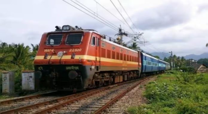 റെയില്വെ പാളത്തില് റീല്സ് ചിത്രീകരണം ; ദമ്പതികളും മൂന്ന് വയസുള്ള മകനും ട്രെയിനിടിച്ച് മരിച്ചു റെയില്വെ പാളത്തില് റീല്സ് ചിത്രീകരണം ; ദമ്പതികളും മൂന്ന് വയസുള്ള മകനും ട്രെയിനിടിച്ച് മരിച്ചു