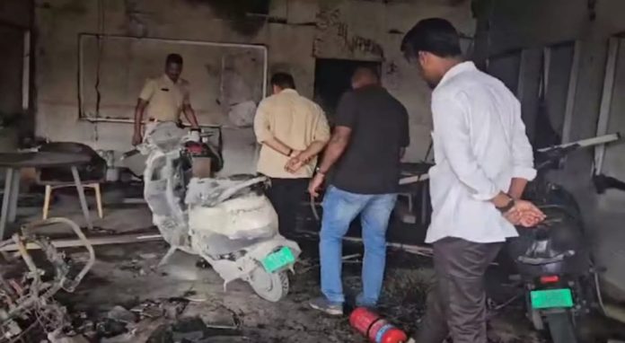 വാങ്ങിയതിന്റെ പിറ്റേന്ന് മുതൽ സ്കൂട്ടറിന് തകരാർ ; പ്രശ്നം പരിഹരിക്കാത്തതിൽ പ്രതിഷേധിച്ച് ഒല ഷോറൂമിന് തീയിട്ട് ഉപഭോക്താവ് വാങ്ങിയതിന്റെ പിറ്റേന്ന് മുതൽ സ്കൂട്ടറിന് തകരാർ ; പ്രശ്നം പരിഹരിക്കാത്തതിൽ പ്രതിഷേധിച്ച് ഒല ഷോറൂമിന് തീയിട്ട് ഉപഭോക്താവ്