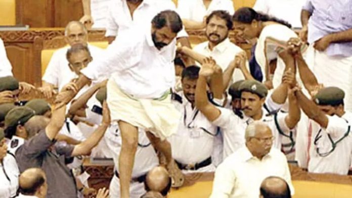 നിയമസഭ കയ്യാങ്കളി : കോണ്ഗ്രസ് എംഎല്എമാര്ക്കെതിരായ കേസ് ഹൈക്കോടതി റദ്ദാക്കി നിയമസഭ കയ്യാങ്കളി : കോണ്ഗ്രസ് എംഎല്എമാര്ക്കെതിരായ കേസ് ഹൈക്കോടതി റദ്ദാക്കി