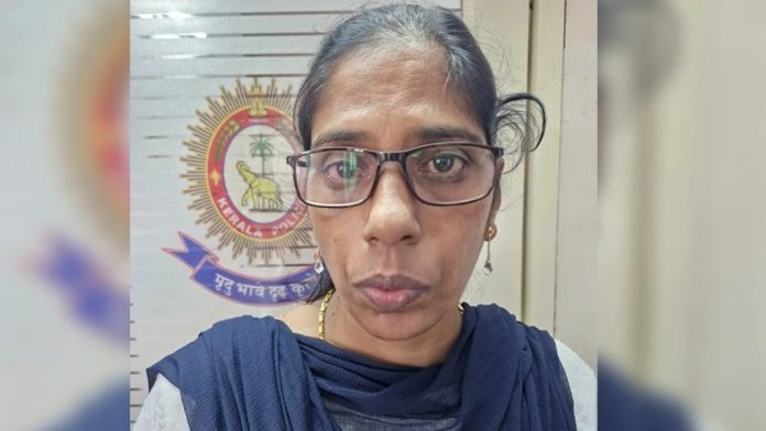ടിടിഇ യുടെ യൂണിഫോം ധരിച്ച് ട്രെയിനിൽ ടിക്കറ്റ് പരിശോധിക്കാനെത്തിയ യുവതിയെ പിടികൂടി റെയിൽവേ പോലീസ് ടിടിഇ യുടെ യൂണിഫോം ധരിച്ച് ട്രെയിനിൽ ടിക്കറ്റ് പരിശോധിക്കാനെത്തിയ യുവതിയെ പിടികൂടി റെയിൽവേ പോലീസ്