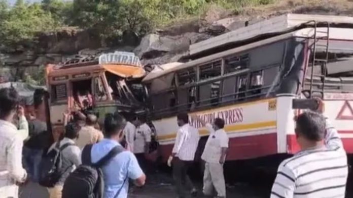 ആന്ധ്രയിൽ ബസ് ലോറികളിൽ ഇടിച്ച് അപകടം: എട്ട് മരണം; 30 പേര്ക്ക് പരിക്ക് ആന്ധ്രയിൽ ബസ് ലോറികളിൽ ഇടിച്ച് അപകടം: എട്ട് മരണം; 30 പേര്ക്ക് പരിക്ക്