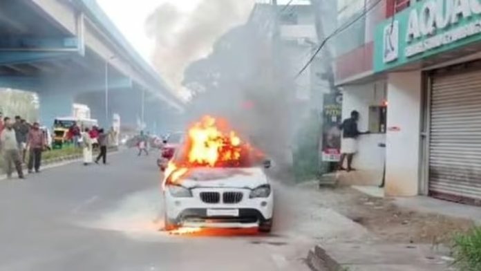 തിരുവനന്തപുരത്ത് ഓടിക്കൊണ്ടിരുന്ന ബിഎംഡബ്ല്യു കാറിന് തീപിടിച്ചു തിരുവനന്തപുരത്ത് ഓടിക്കൊണ്ടിരുന്ന ബിഎംഡബ്ല്യു കാറിന് തീപിടിച്ചു