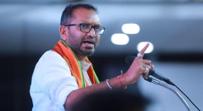 ദുരന്തത്തെ കൊള്ളയടിക്കുന്ന കമ്മി സര്ക്കാരിനെ വെറുതെവിടുമെന്ന് കരുതേണ്ട : കെ.സുരേന്ദ്രന് ദുരന്തത്തെ കൊള്ളയടിക്കുന്ന കമ്മി സര്ക്കാരിനെ വെറുതെവിടുമെന്ന് കരുതേണ്ട : കെ.സുരേന്ദ്രന്