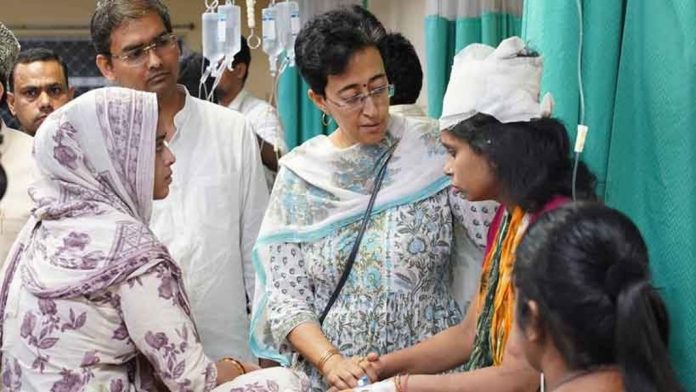 കരോള്ബാഗ് അപകടം: മരിച്ചവരുടെ കുടുംബങ്ങള്ക്ക് 10 ലക്ഷം നഷ്ടപരിഹാരം പ്രഖ്യാപിച്ച് അതിഷി മര്ലേന കരോള്ബാഗ് അപകടം: മരിച്ചവരുടെ കുടുംബങ്ങള്ക്ക് 10 ലക്ഷം നഷ്ടപരിഹാരം പ്രഖ്യാപിച്ച് അതിഷി മര്ലേന