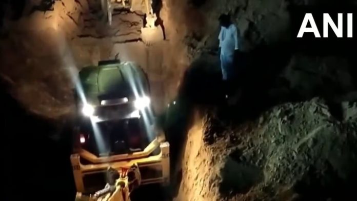14 മണിക്കൂര് പിന്നിട്ടു ; കുഴല്ക്കിണറില് വീണ രണ്ടുവയസുകാരിയെ രക്ഷിക്കാന് ഊര്ജ്ജിത ശ്രമം 14 മണിക്കൂര് പിന്നിട്ടു ; കുഴല്ക്കിണറില് വീണ രണ്ടുവയസുകാരിയെ രക്ഷിക്കാന് ഊര്ജ്ജിത ശ്രമം