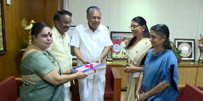 ഹേമ കമ്മിറ്റിക്കു മുന്നിൽ മൊഴി നൽകിയവരെ കാണും; ദേശീയ വനിതാ കമ്മിഷൻ കേരളത്തിലേക്ക് ഹേമ കമ്മിറ്റിക്കു മുന്നിൽ മൊഴി നൽകിയവരെ കാണും; ദേശീയ വനിതാ കമ്മിഷൻ കേരളത്തിലേക്ക്