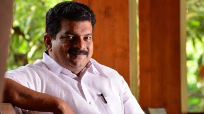 പിവി അന്വര് എം എല് എക്കെതിരെ പ്രതിഷേധവുമായി വനം വകുപ്പ് ജീവനക്കാര് പിവി അന്വര് എം എല് എക്കെതിരെ പ്രതിഷേധവുമായി വനം വകുപ്പ് ജീവനക്കാര്