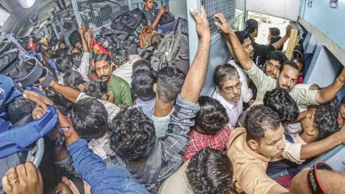 വേണാട് എക്സ്പ്രസിൽ തിങ്ങിനിറഞ്ഞ യാത്രക്കാര് കുഴഞ്ഞുവീണു ; പ്രതിഷേധം ശക്തം വേണാട് എക്സ്പ്രസിൽ തിങ്ങിനിറഞ്ഞ യാത്രക്കാര് കുഴഞ്ഞുവീണു ; പ്രതിഷേധം ശക്തം