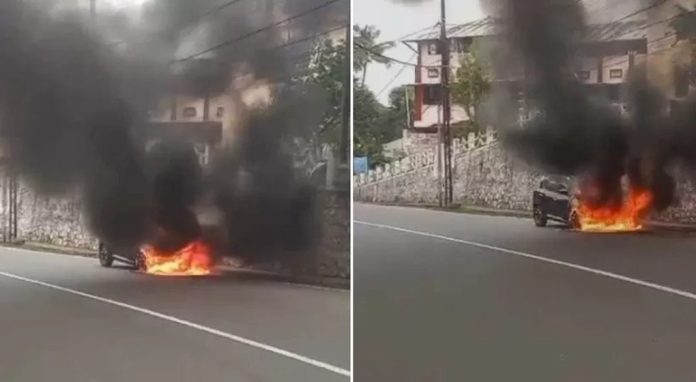 ആലുവയില് ഓടിക്കൊണ്ടിരുന്ന കാറിന് തീപിടിച്ചു ആലുവയില് ഓടിക്കൊണ്ടിരുന്ന കാറിന് തീപിടിച്ചു