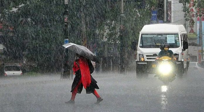ചക്രവാതച്ചുഴി : സംസ്ഥാനത്ത് ഏഴു ദിവസം മഴയ്ക്ക് സാധ്യത ; ‘കള്ളക്കടൽ’ മുന്നറിയിപ്പ് ചക്രവാതച്ചുഴി : സംസ്ഥാനത്ത് ഏഴു ദിവസം മഴയ്ക്ക് സാധ്യത ; ‘കള്ളക്കടൽ’ മുന്നറിയിപ്പ്