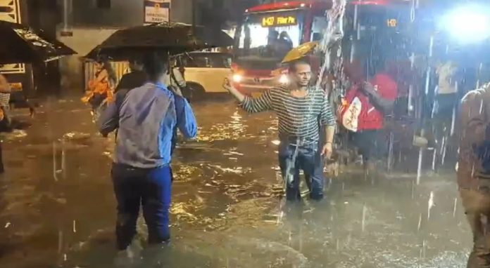 മുംബൈയിൽ അതിതീവ്ര മഴ ; നഗരത്തിൽ ഇന്ന് റെഡ് അലേർട്ട് മുംബൈയിൽ അതിതീവ്ര മഴ ; നഗരത്തിൽ ഇന്ന് റെഡ് അലേർട്ട്