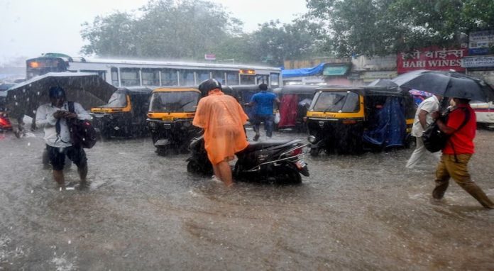 മഴയിൽ മുങ്ങി മുംബൈ : നാല് മരണം ; വിമാനങ്ങൾ വഴിതിരിച്ചു വിട്ടു ; സ്കൂളുകൾക്ക് അവധി മഴയിൽ മുങ്ങി മുംബൈ : നാല് മരണം ; വിമാനങ്ങൾ വഴിതിരിച്ചു വിട്ടു ; സ്കൂളുകൾക്ക് അവധി