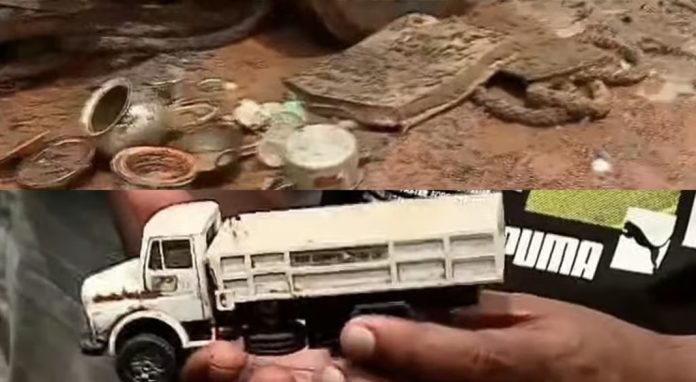 അർജുന്റെ ലോറിയിൽ കരളുരുകുന്ന കാഴ്ചകൾ ; കളിപ്പാട്ടം, അര്ജുന്റെ ഫോണുകളും വസ്ത്രങ്ങളും കണ്ടെടുത്തു അർജുന്റെ ലോറിയിൽ കരളുരുകുന്ന കാഴ്ചകൾ ; കളിപ്പാട്ടം, അര്ജുന്റെ ഫോണുകളും വസ്ത്രങ്ങളും കണ്ടെടുത്തു