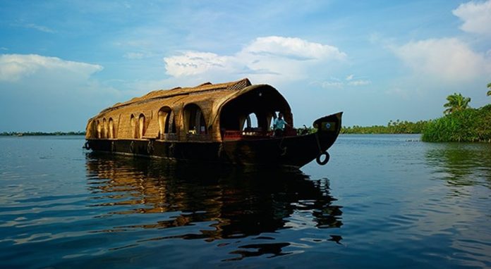 മകളെ രക്ഷിക്കാൻ കായലിൽ ചാടിയ അച്ഛൻ മരിച്ചു മകളെ രക്ഷിക്കാൻ കായലിൽ ചാടിയ അച്ഛൻ മരിച്ചു