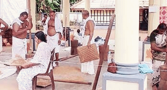 ആറന്മുള പാർഥസാരഥിക്ക് ഓണ നാളിൽ നിവേദ്യം ഒരുക്കാൻ കാട്ടൂരിൽ നെല്ലുകുത്തി തുടങ്ങി ആറന്മുള പാർഥസാരഥിക്ക് ഓണ നാളിൽ നിവേദ്യം ഒരുക്കാൻ കാട്ടൂരിൽ നെല്ലുകുത്തി തുടങ്ങി