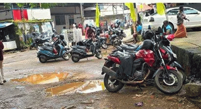 തകർന്ന് തരിപ്പണമായി അടൂർ പഴയ പ്രൈവറ്റ് ബസ് സ്റ്റാൻഡ് തകർന്ന് തരിപ്പണമായി അടൂർ പഴയ പ്രൈവറ്റ് ബസ് സ്റ്റാൻഡ്