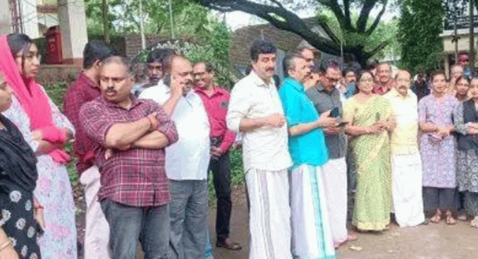 അഭിഭാഷകന് പോലീസ് അതിക്രമം നേരിട്ട സംഭവം ; അടൂർ ബാർ അസോസിയേഷന്റെ നേതൃത്വത്തിൽ അഭിഭാഷകർ കോടതി നടപടികൾ ബഹിഷ്കരിച്ചു അഭിഭാഷകന് പോലീസ് അതിക്രമം നേരിട്ട സംഭവം ; അടൂർ ബാർ അസോസിയേഷന്റെ നേതൃത്വത്തിൽ അഭിഭാഷകർ കോടതി നടപടികൾ ബഹിഷ്കരിച്ചു