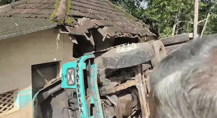 അടൂരില് ലോഡുമായി വന്ന ടിപ്പര് തിട്ടയിടിഞ്ഞു മറിഞ്ഞു അടൂരില് ലോഡുമായി വന്ന ടിപ്പര് തിട്ടയിടിഞ്ഞു മറിഞ്ഞു