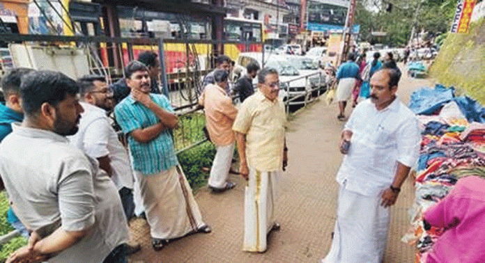 അടൂർ നഗരത്തിലെ അനധികൃത വഴിയോരക്കടകൾ തിരികെയെത്തിയതിൽ പ്രതിഷേധവുമായി വ്യാപാരികൾ അടൂർ നഗരത്തിലെ അനധികൃത വഴിയോരക്കടകൾ തിരികെയെത്തിയതിൽ പ്രതിഷേധവുമായി വ്യാപാരികൾ