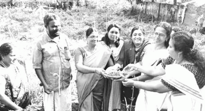 കാശ്മീരി മുളക് നാട്ടില് വിളയിച്ച് സൗഹൃദ വനിത കൂട്ടായ്മ കാശ്മീരി മുളക് നാട്ടില് വിളയിച്ച് സൗഹൃദ വനിത കൂട്ടായ്മ