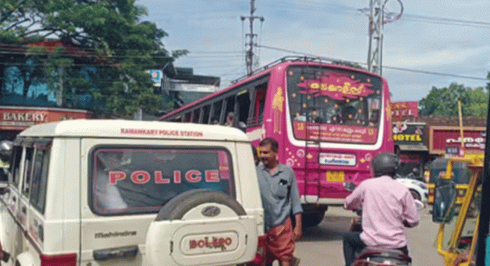 ആലപ്പുഴ എരമല്ലൂരിൽ സ്വകാര്യ ബസ് ജീവനക്കാർക്ക് നേരെ ആക്രമണം ആലപ്പുഴ എരമല്ലൂരിൽ സ്വകാര്യ ബസ് ജീവനക്കാർക്ക് നേരെ ആക്രമണം