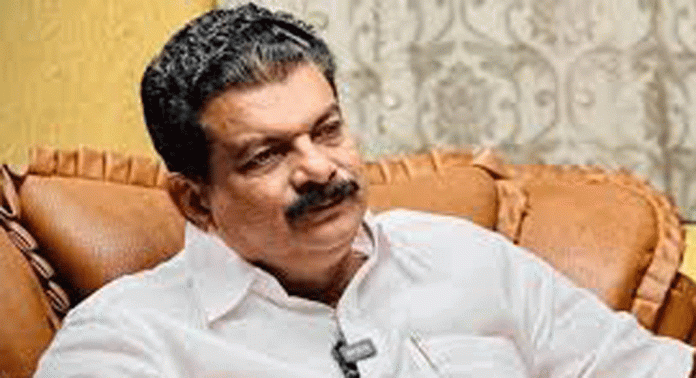നിലമ്പൂർ വനംവകുപ്പിന്റെ പരിപാടിയിൽ വനം മന്ത്രി എകെ ശശീന്ദ്രനെ വേദിയിലിരുത്തി വനംവകുപ്പിനെതിരെ ആഞ്ഞടിച്ച് പിവി അൻവര് എംഎല്എ നിലമ്പൂർ വനംവകുപ്പിന്റെ പരിപാടിയിൽ വനം മന്ത്രി എകെ ശശീന്ദ്രനെ വേദിയിലിരുത്തി വനംവകുപ്പിനെതിരെ ആഞ്ഞടിച്ച് പിവി അൻവര് എംഎല്എ